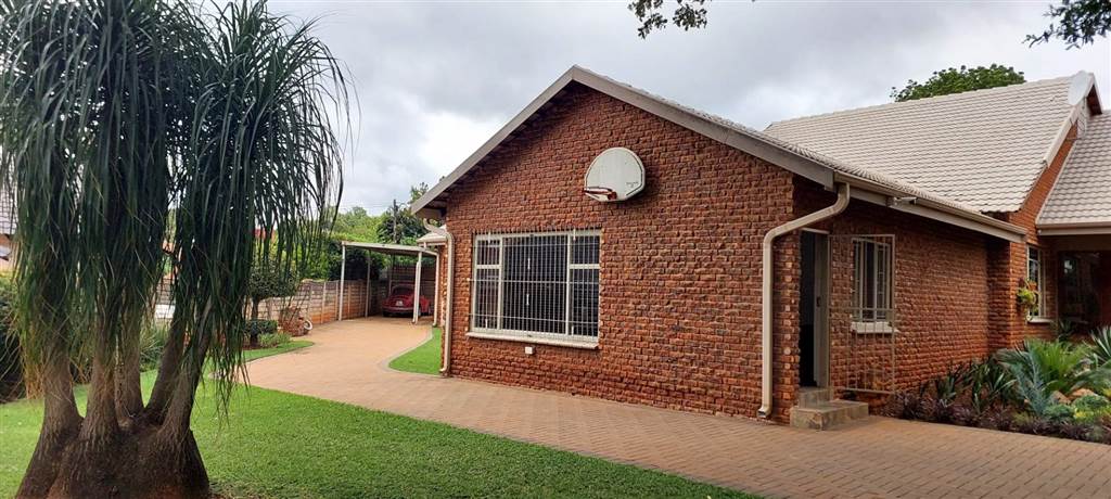 5 Bed House in Garsfontein photo number 2