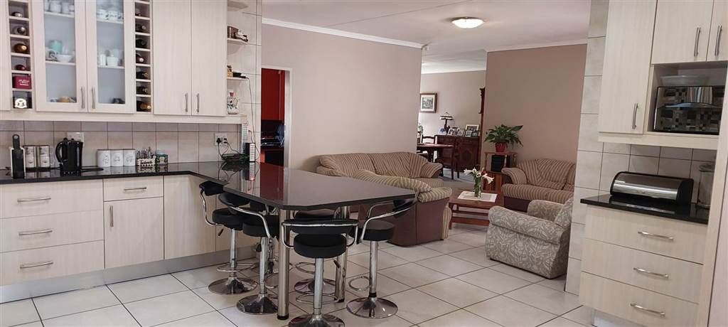 5 Bed House in Garsfontein photo number 4