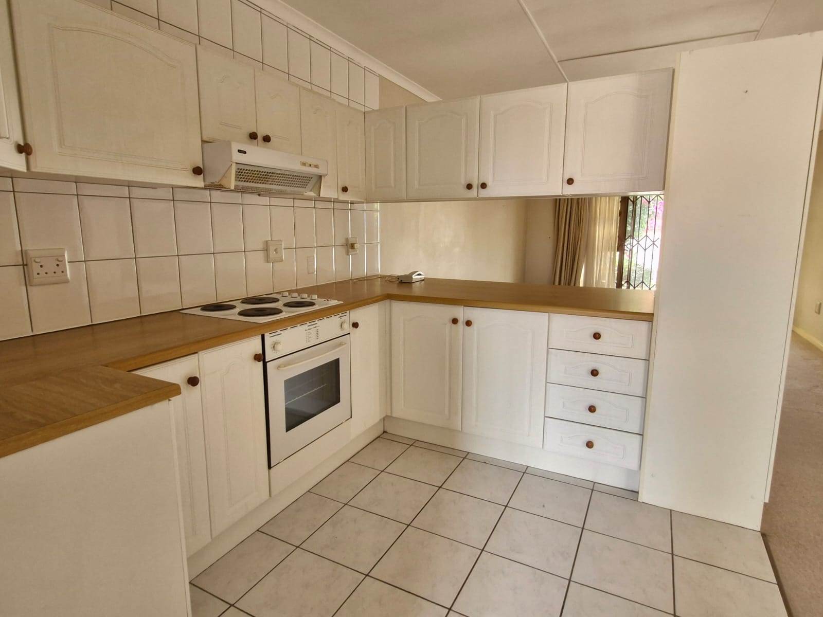 2 Bed Townhouse in Hartenbos photo number 8
