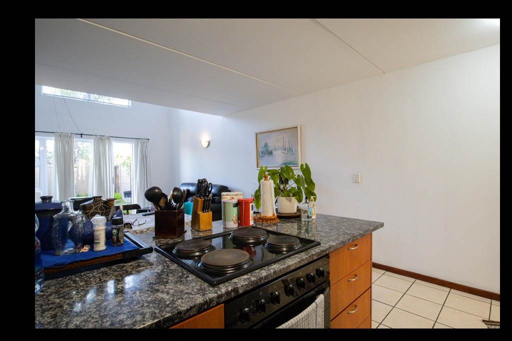 1 Bed Apartment in Parklands photo number 10