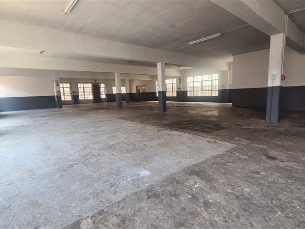 353  m² Industrial space in New Germany