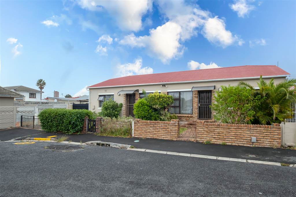 4 Bed House in Wynberg photo number 19
