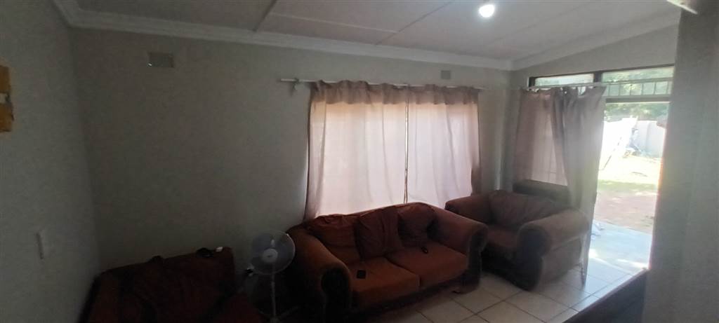 7 Bed House in Uvongo photo number 24