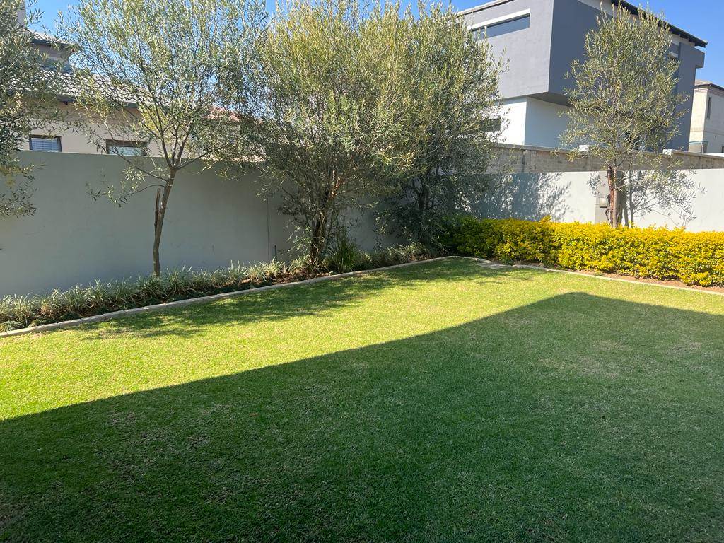 4 Bed House in Blue Valley Golf Estate photo number 17