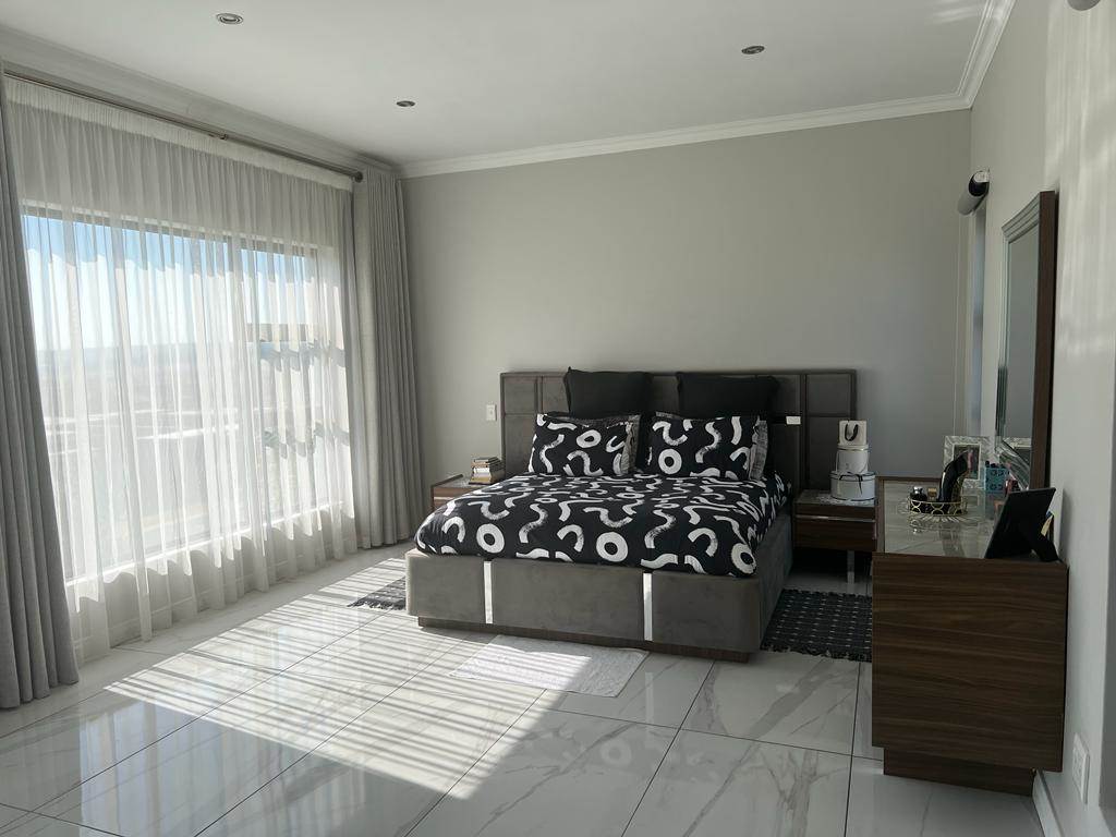 4 Bed House in Blue Valley Golf Estate photo number 13