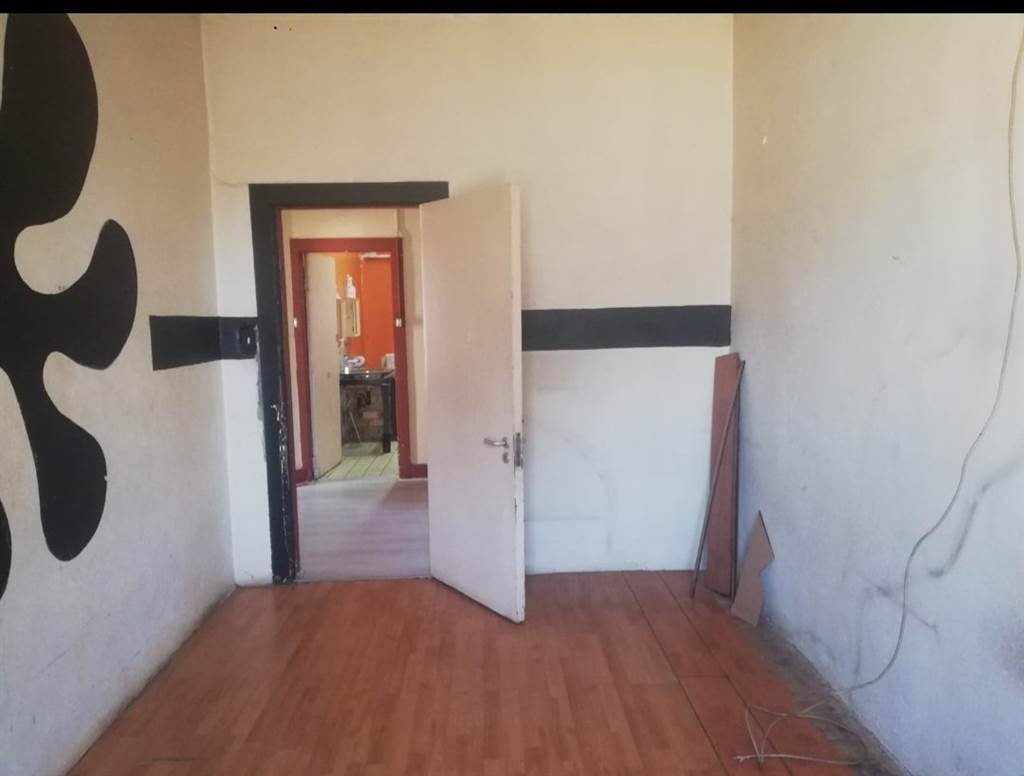 1 Bed Apartment in Daggafontein photo number 17