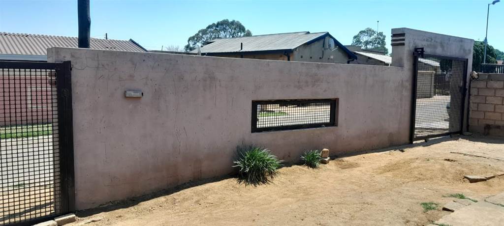 2 Bed House in Moletsane photo number 3
