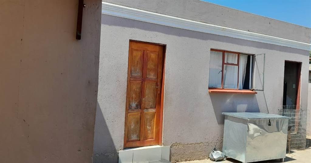 2 Bed House in Moletsane photo number 15