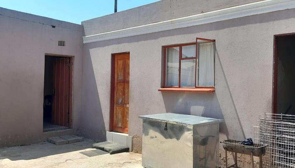 2 Bed House in Moletsane photo number 4