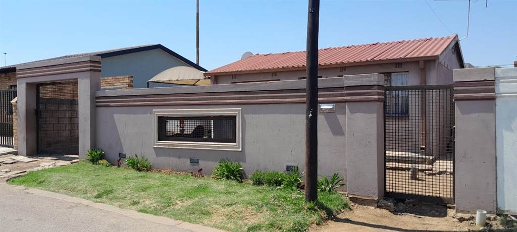 2 Bed House in Moletsane photo number 1