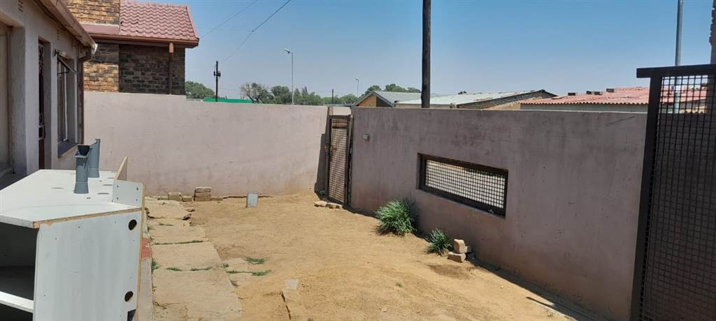 2 Bed House in Moletsane photo number 16