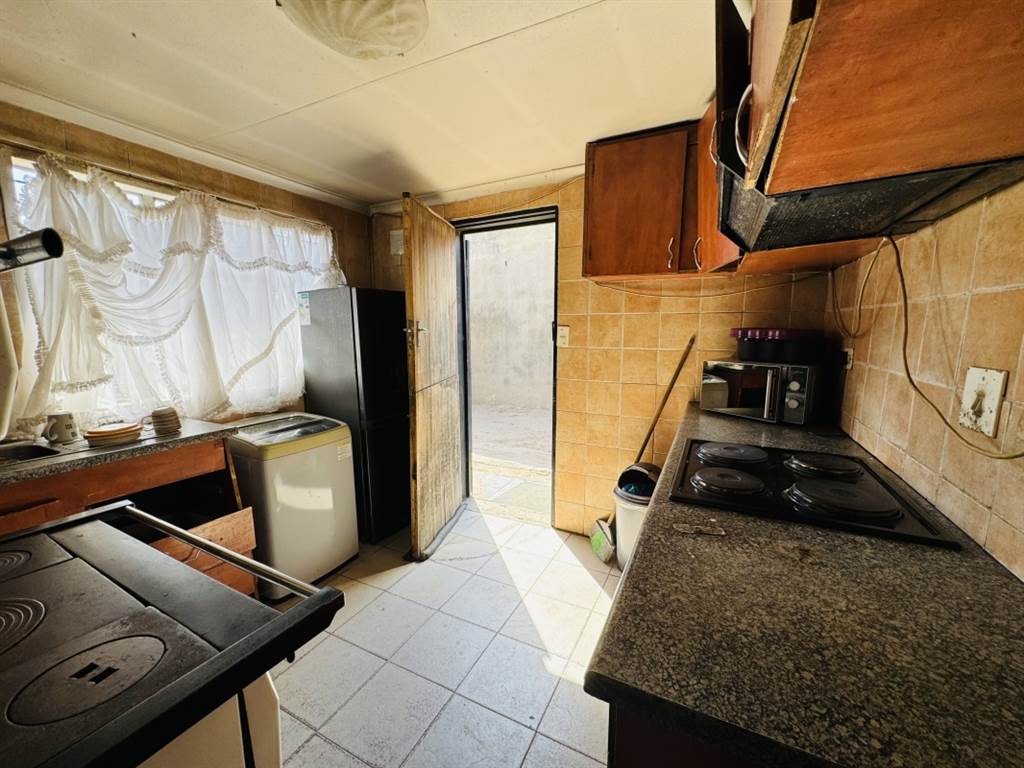 4 Bed House in Daveyton photo number 6