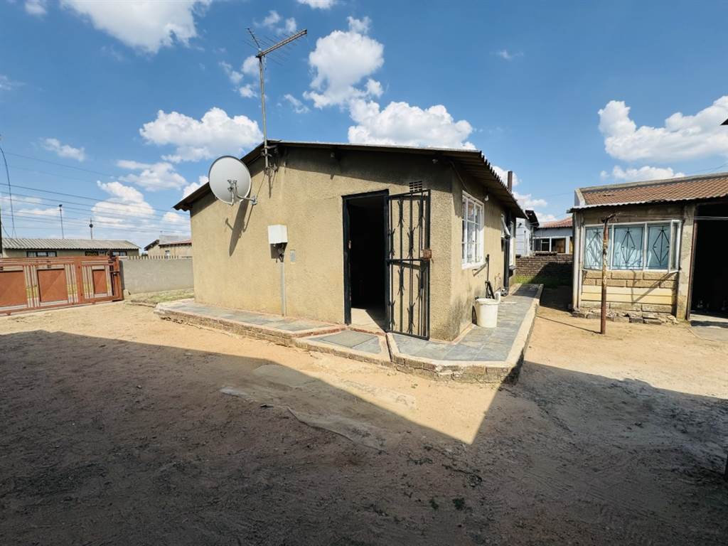 4 Bed House in Daveyton photo number 3