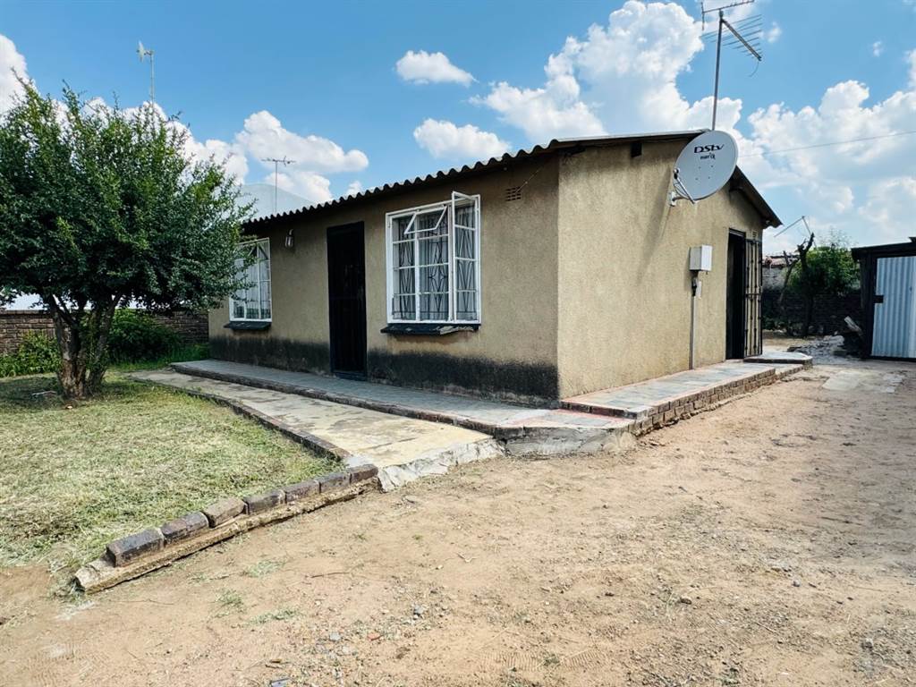 4 Bed House in Daveyton photo number 2