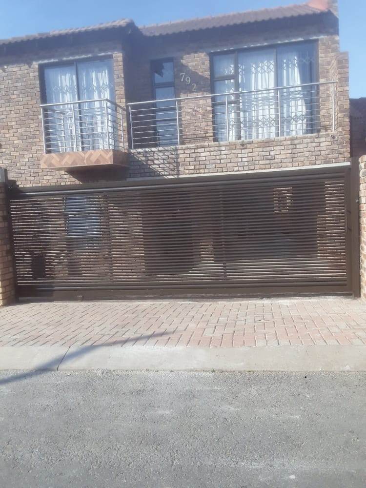 1 Bed Apartment in Tembisa photo number 1