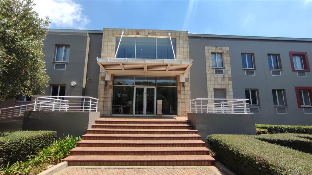 394  m² Commercial space in Greenstone Hill photo number 1