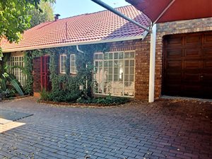 5 Bed House in Lakeside