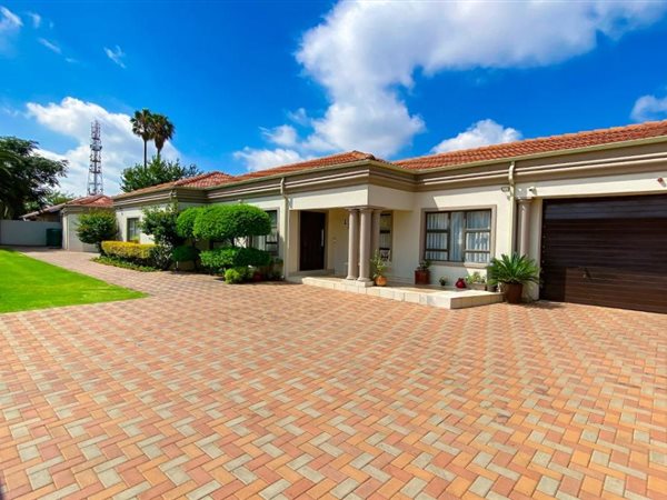 6 Bed House in Leondale