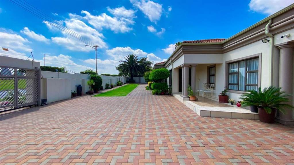 6 Bed House in Leondale photo number 3