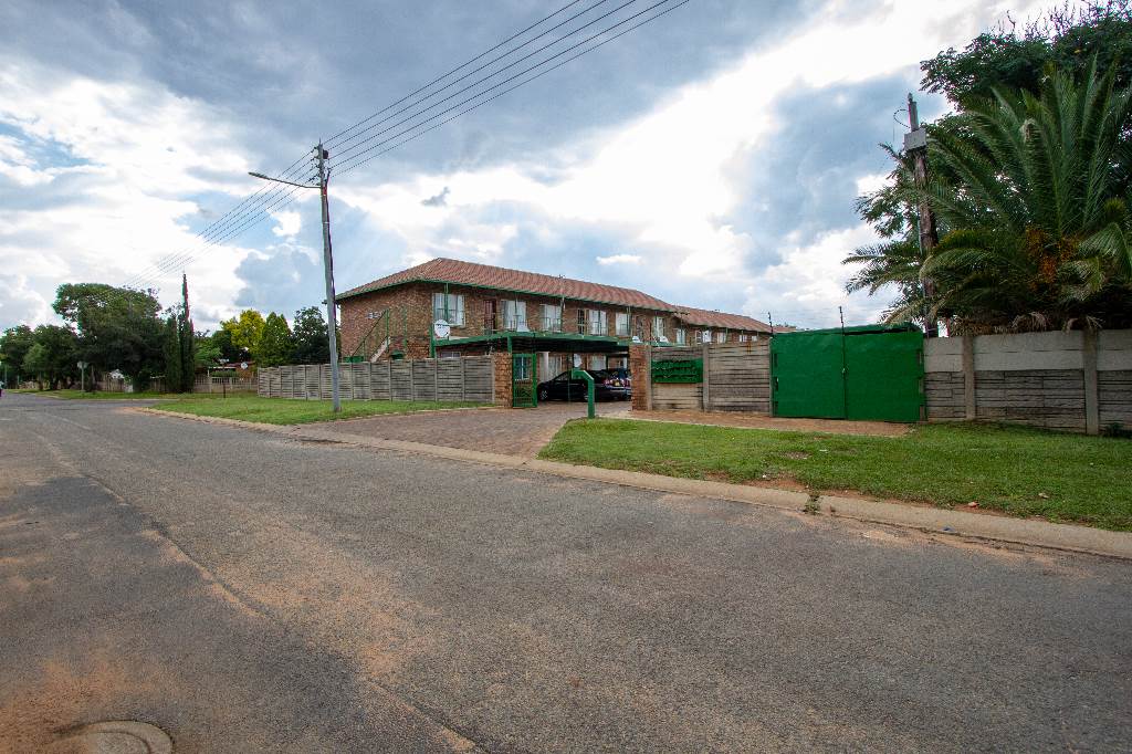 2 Bed House in Rensburg photo number 12