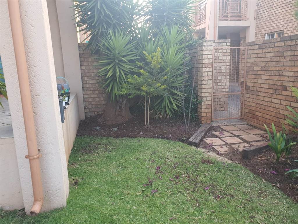 2 Bed Townhouse in Rooihuiskraal photo number 15