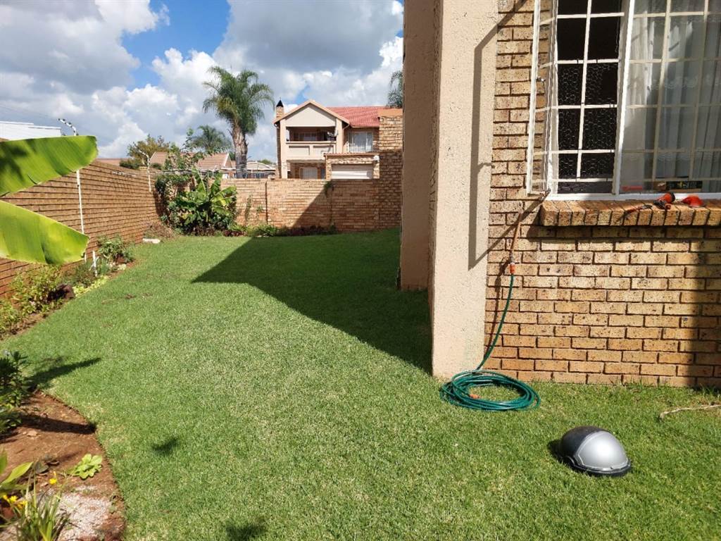 2 Bed Townhouse in Rooihuiskraal photo number 1