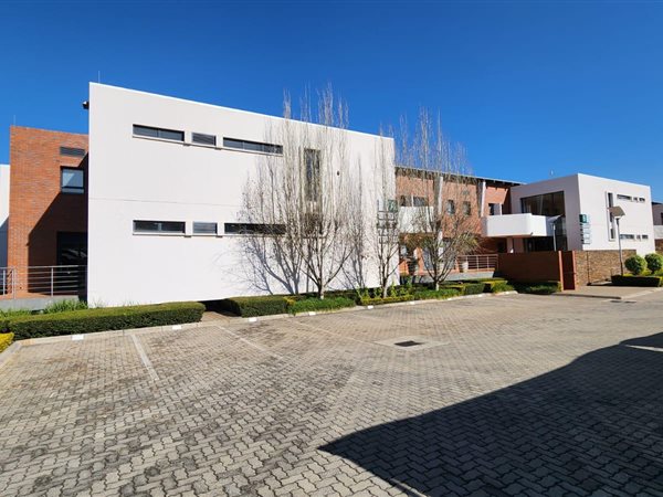 142  m² Commercial space