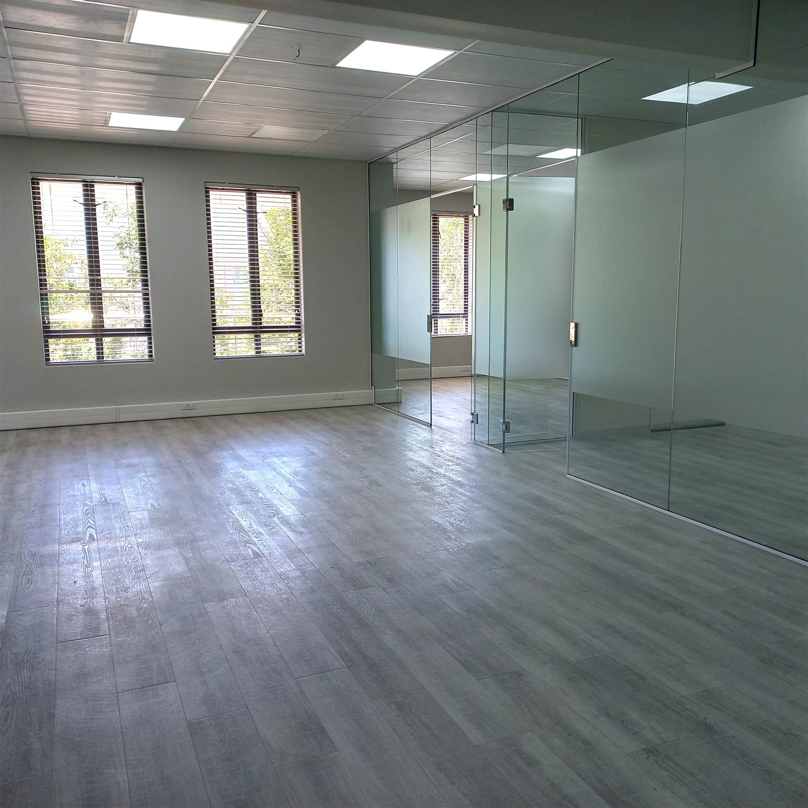 122  m² Commercial space in Paardevlei photo number 4