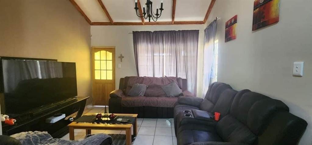 2 Bed Townhouse in Fochville photo number 6