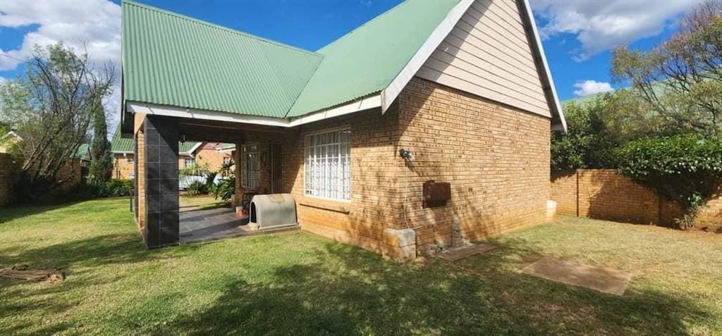 2 Bed Townhouse in Fochville photo number 4