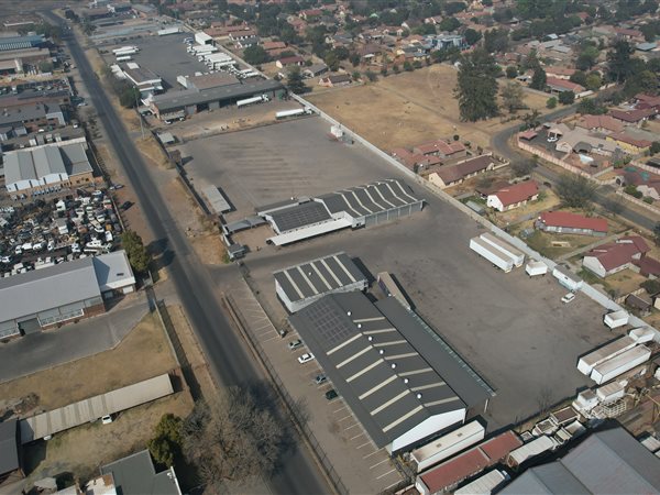 2 400  m² Industrial space