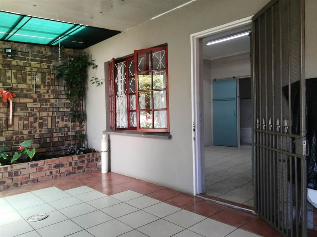 Bachelor apartment in Alberton photo number 2