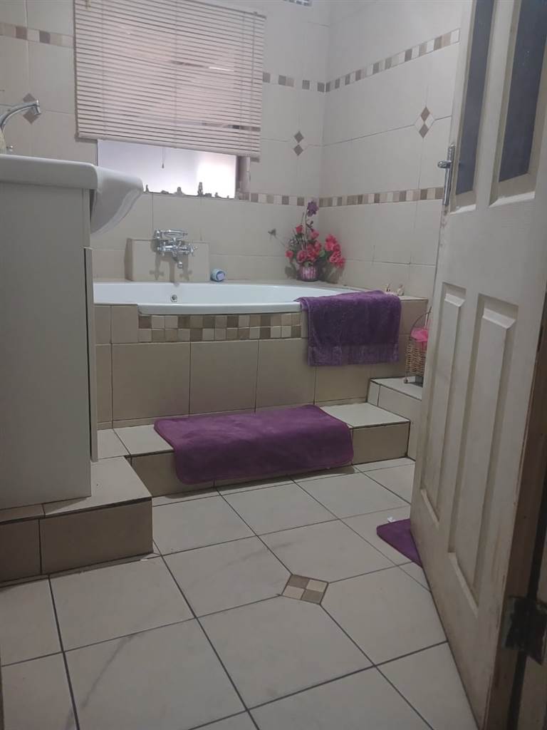 4 Bed House in Matroosfontein photo number 9