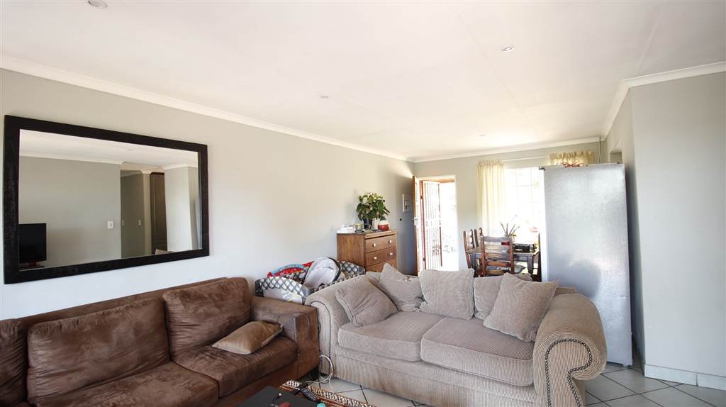 3 Bed Apartment in Waterkloof Park photo number 5