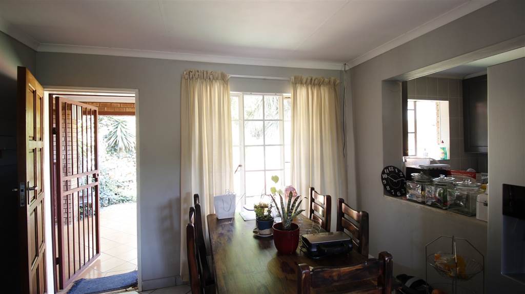 3 Bed Apartment in Waterkloof Park photo number 13