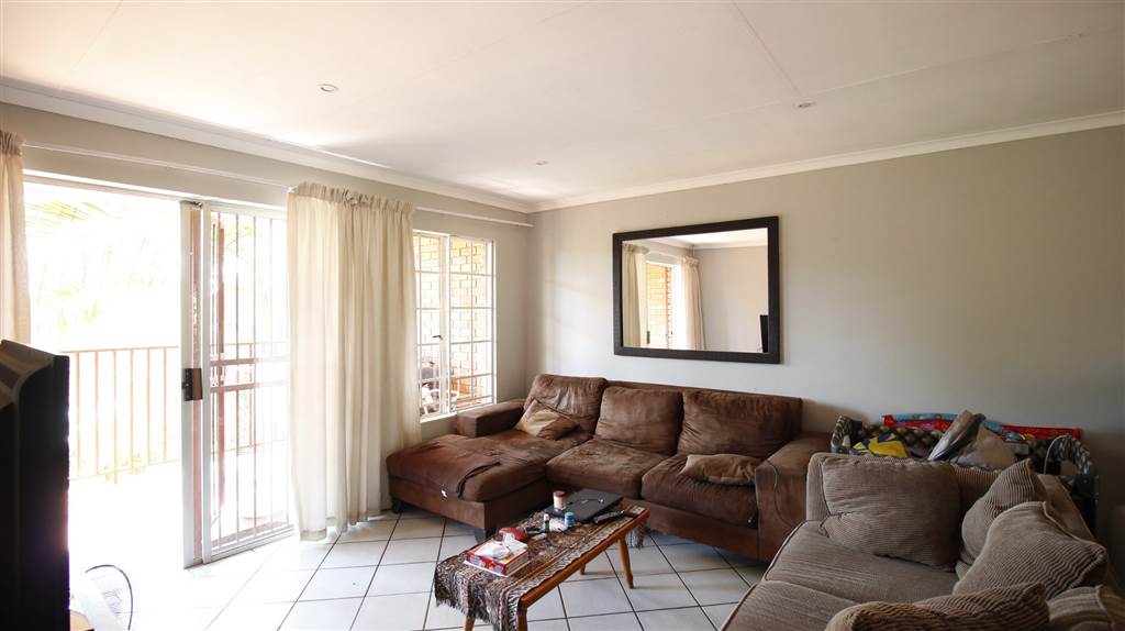 3 Bed Apartment in Waterkloof Park photo number 6