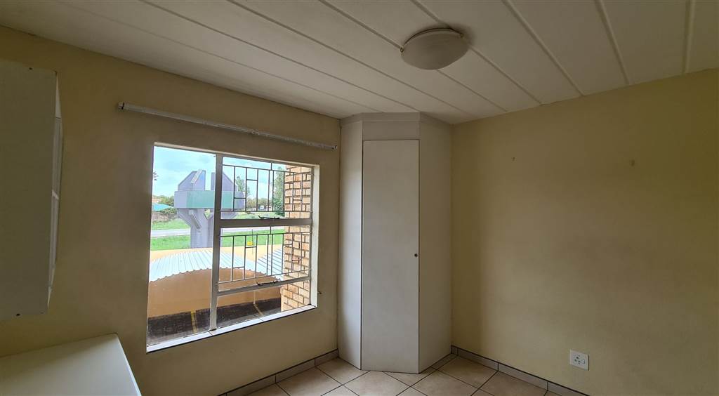 1 Bed Apartment in Kanoniers Park photo number 7