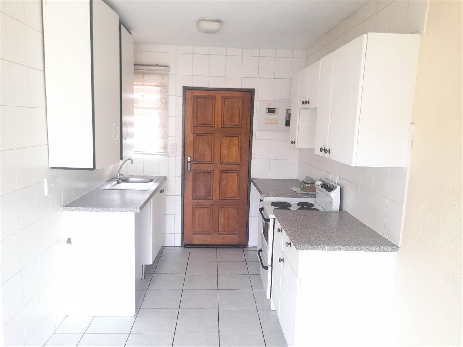 2 Bed Apartment in Roodepoort West photo number 10