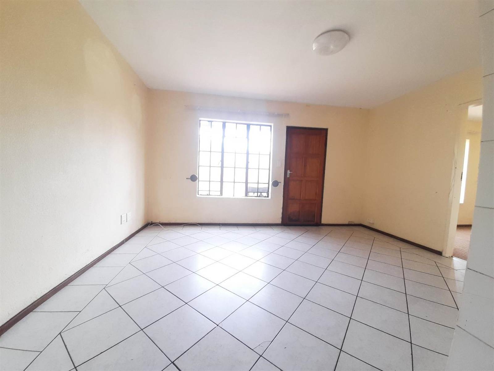 2 Bed Apartment in Roodepoort West photo number 7