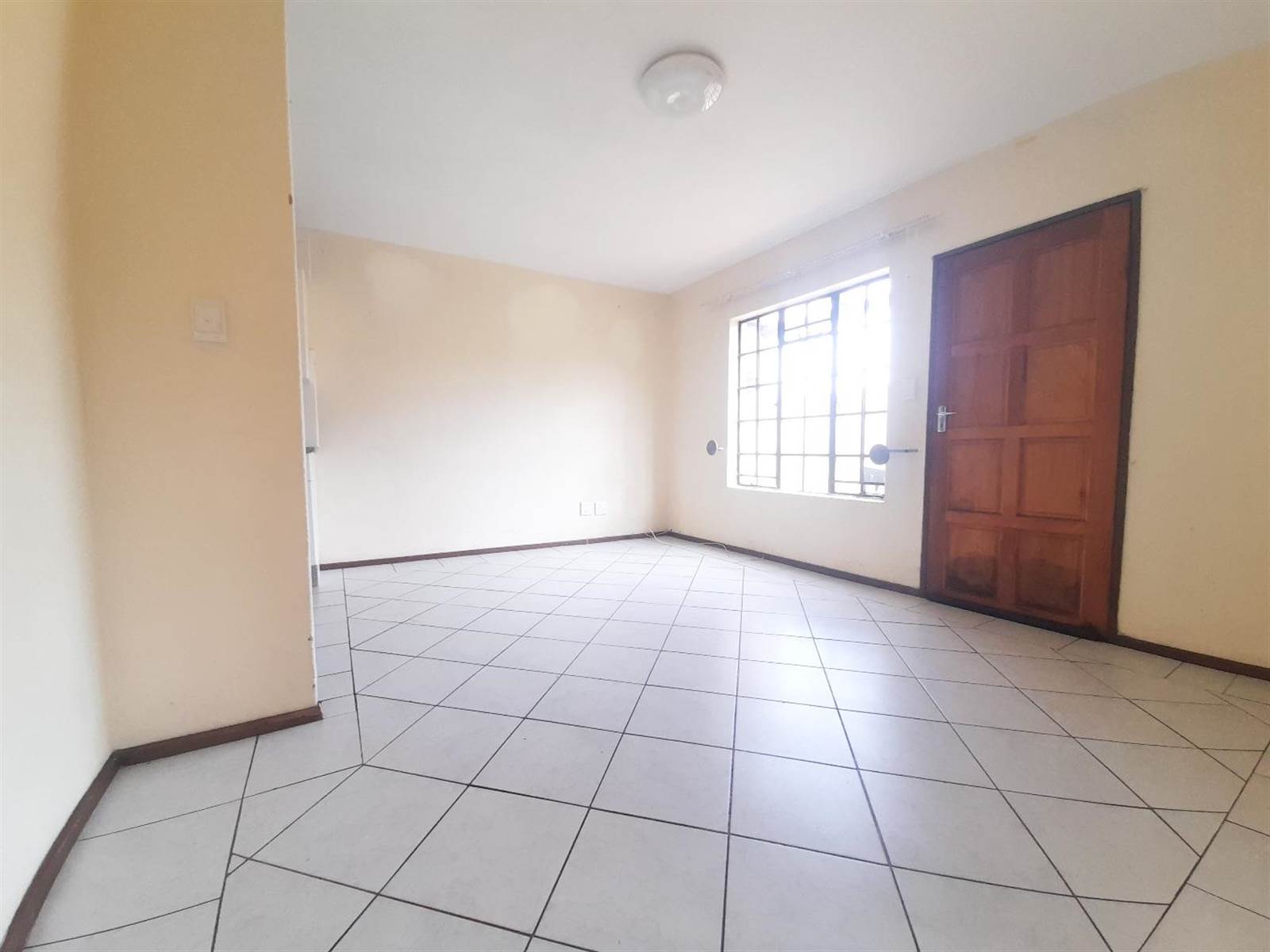 2 Bed Apartment in Roodepoort West photo number 2