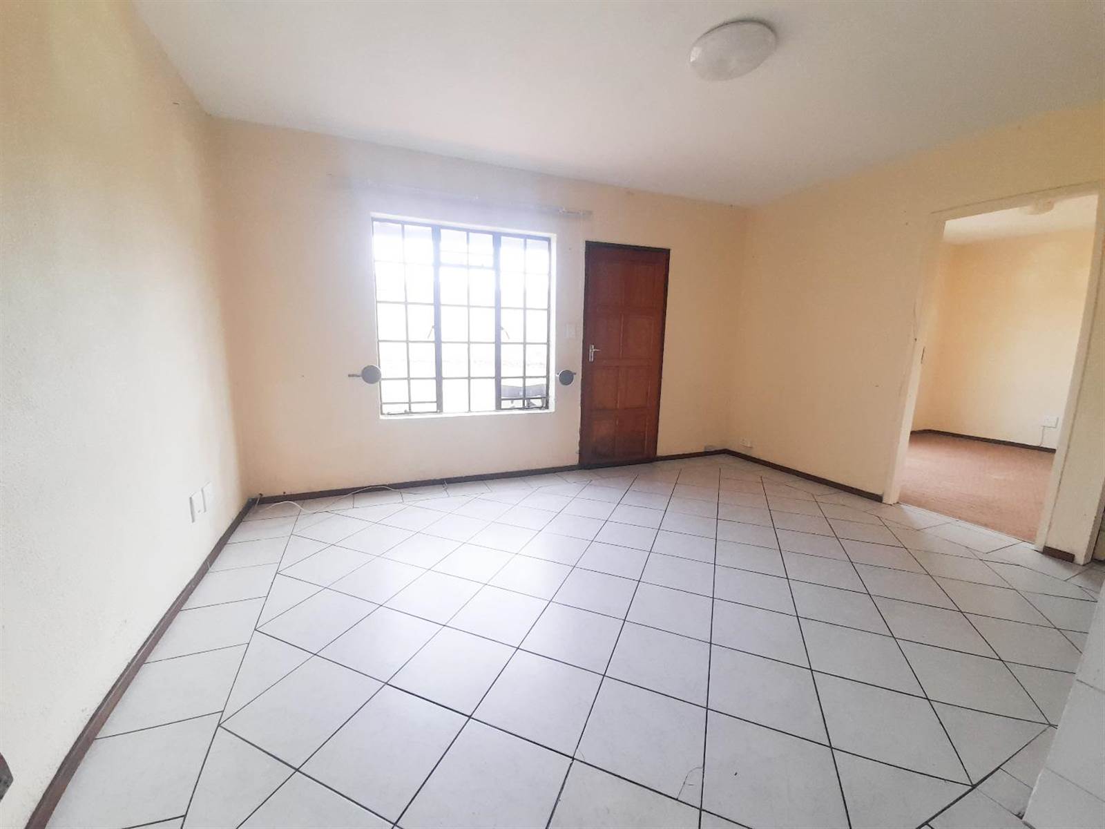 2 Bed Apartment in Roodepoort West photo number 4