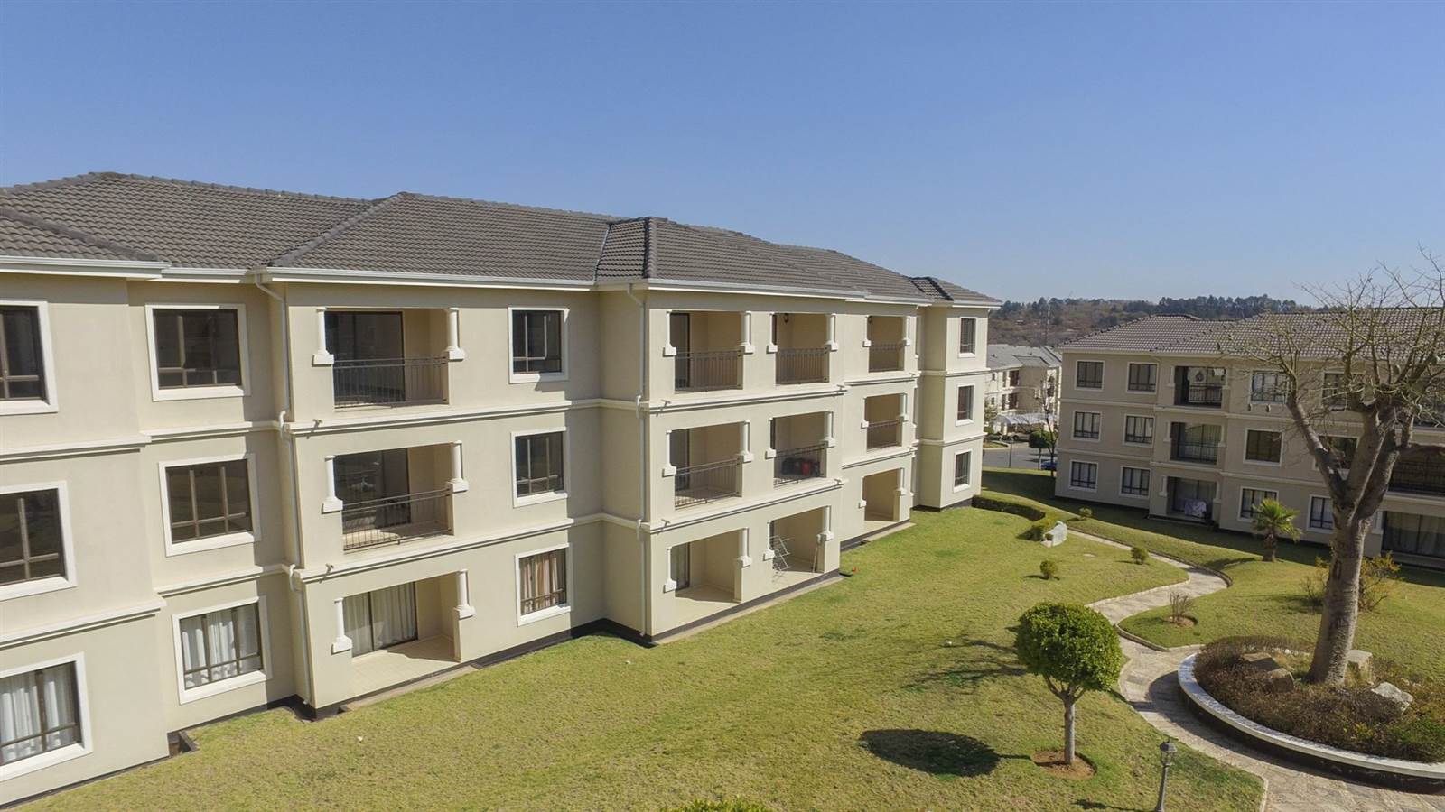 3 Bed Apartment in Fourways photo number 27