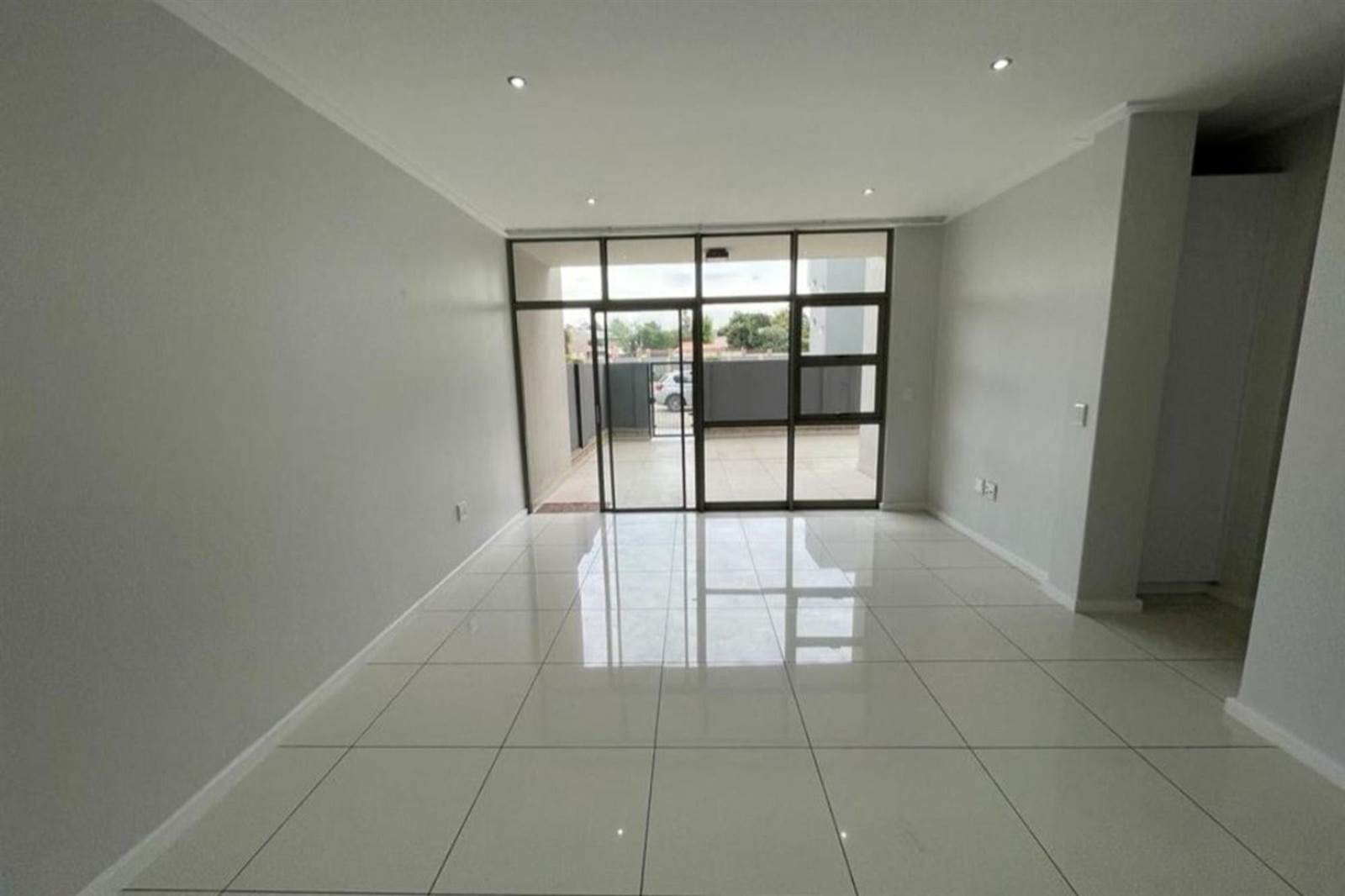 2 Bed Apartment in Bedfordview photo number 8