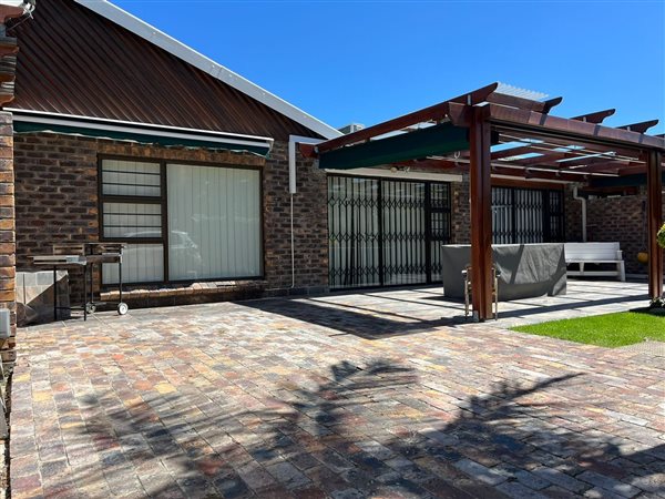 2 Bed Townhouse in Keurboomstrand