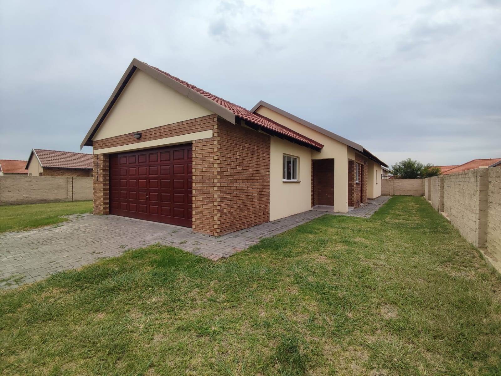 3 Bed House in Waterkloof photo number 2