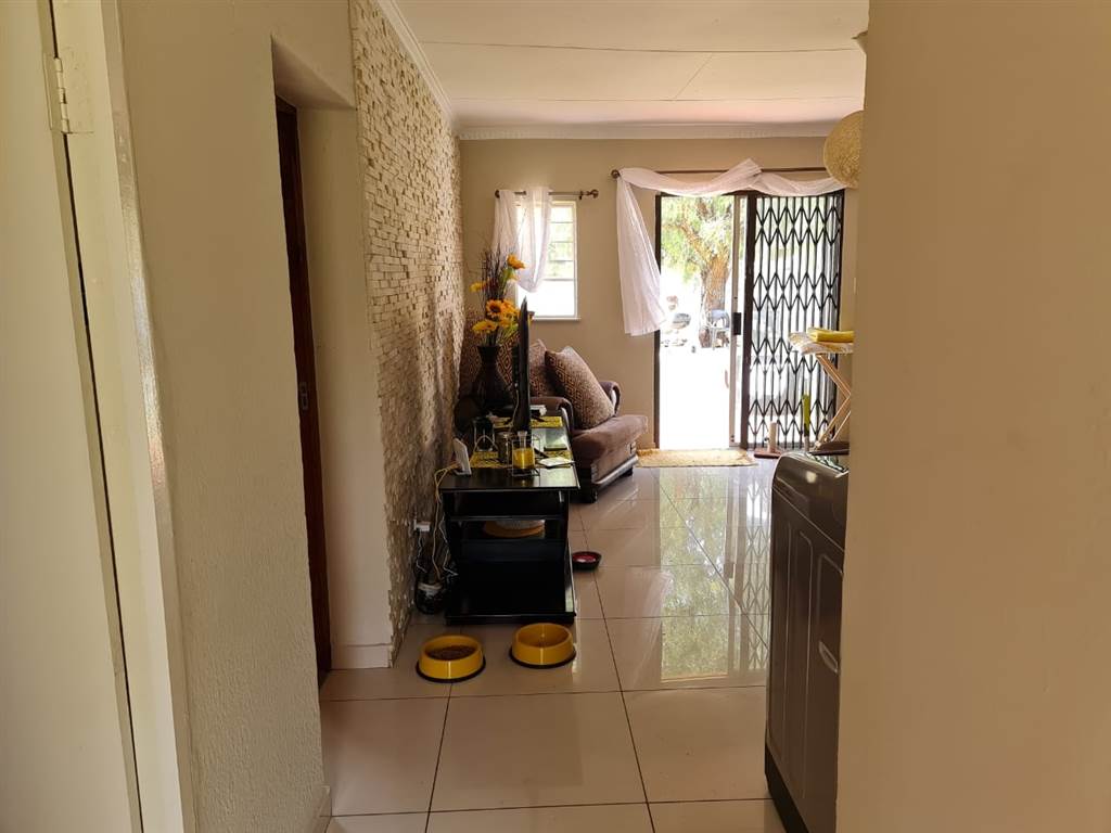 2 Bed Flat in Mmabatho photo number 5