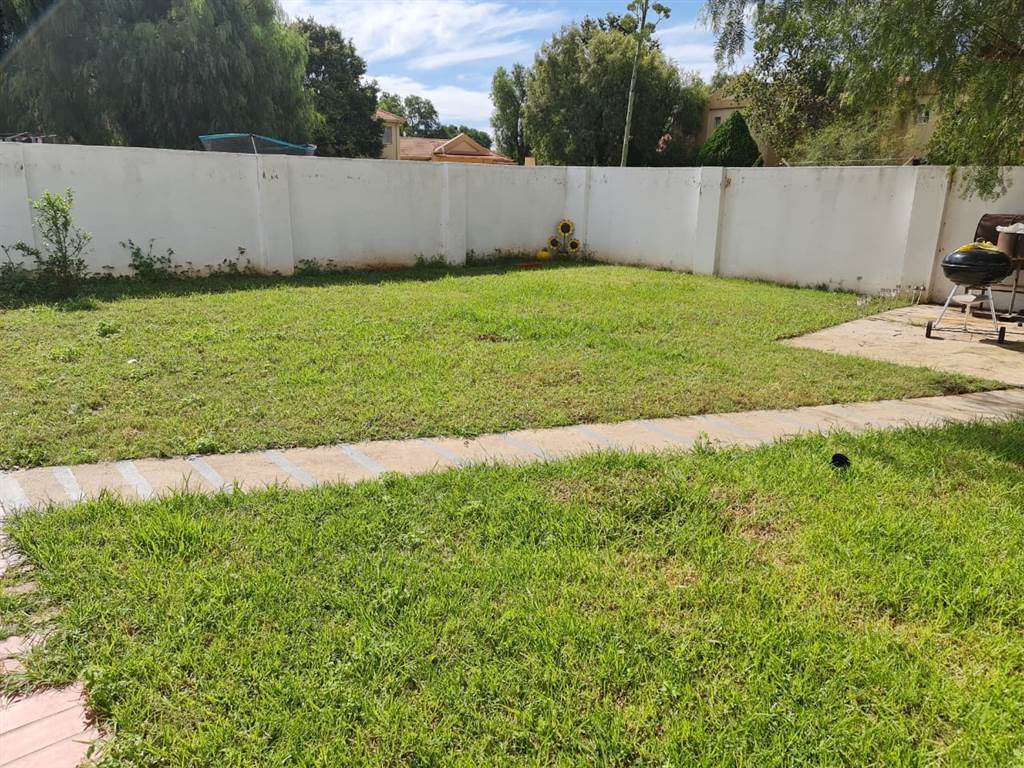 2 Bed Flat in Mmabatho photo number 3