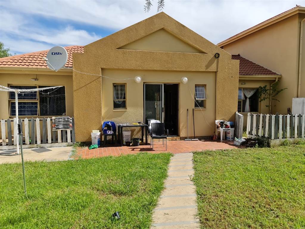 2 Bed Flat in Mmabatho photo number 2
