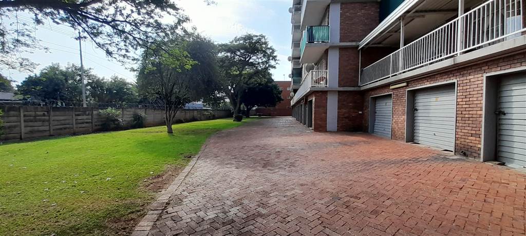 3 Bed Apartment in Rietfontein photo number 15