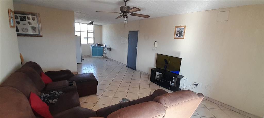 3 Bed Apartment in Rietfontein photo number 5